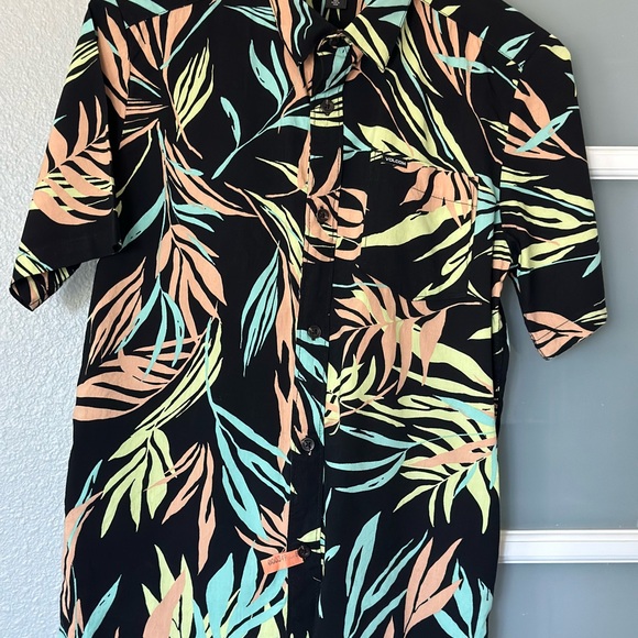 Boys Y12 to 14 (L) Volcom Bleeding Leaf short sleeve button-down shirt. - Picture 1 of 6